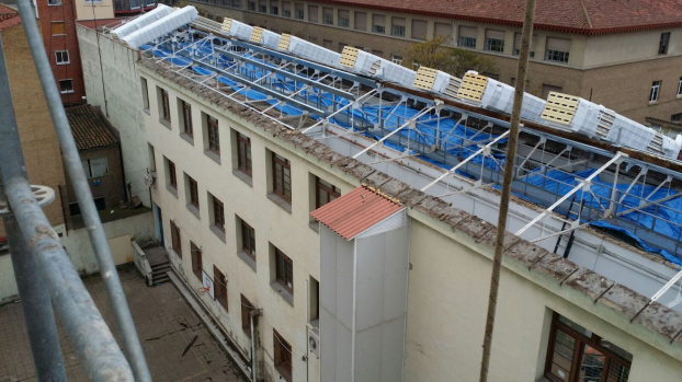 Sustitución de cubierta en edificio administrativo universitario en Zaragoza.